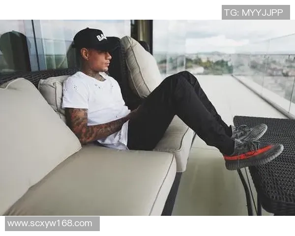 足球明星运动裤穿搭解析时尚潮流引领与个性表达