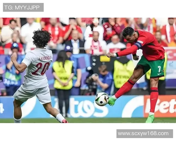 足球巨星亮相红毯 风采尽显与明星同行的华丽瞬间 足球巨星亮相红毯 风采尽显与明星同行的华丽瞬间