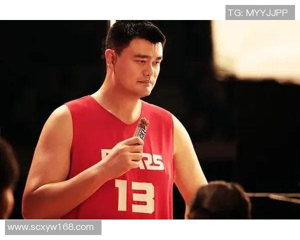 足球界巨星姚明：跨界传奇与球场风采并肩共舞